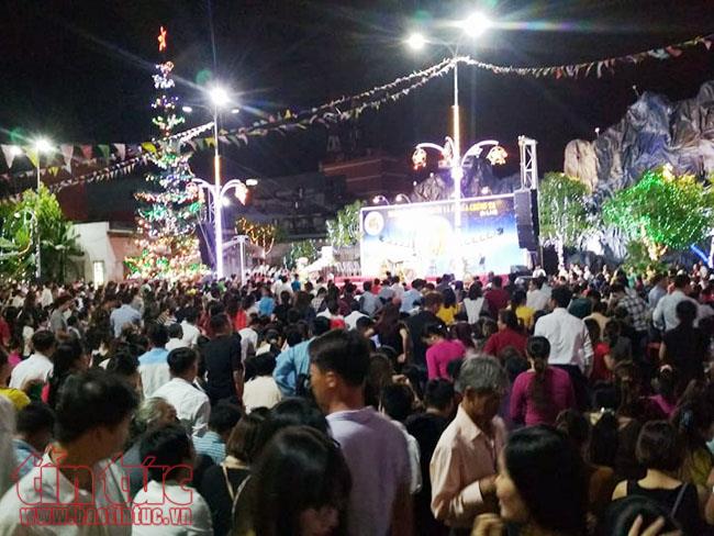 Hàng ngàn người dân TP Hồ Chí Minh nô nức trong đêm Giáng sinh ảnh 12